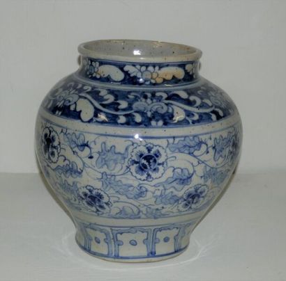 null VIETNAM ou Chine du Sud- Fin du XIXe siècle

Vase pansu en porcelaine, à décor...