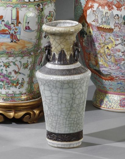 null CHINE, Nankin - Fin du XIXe siècle

Vase en grès émaillé craquelé céladon et...