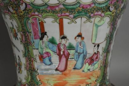 null CHINE, Canton - XIXe siècle

Haut vase couvert en porcelaine, à décor polychrome...