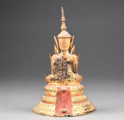 null INDOCHINE - Vers 1900

Bouddha assis sur un socle à degrés, en bronze doré

H....