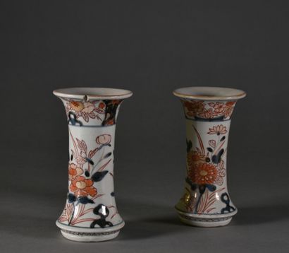 null CHINE - XIXe siècle 

Paire de vases cornet en porcelaine, à décor Imari

H....