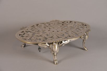 null Réchaud de table ovale en métal argenté, à riche décor floral ajouré et gravé,...
