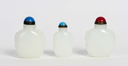 null CHINE - XXe siècle

Trois tabatières en verre de Pékin à l'imitation du jade...