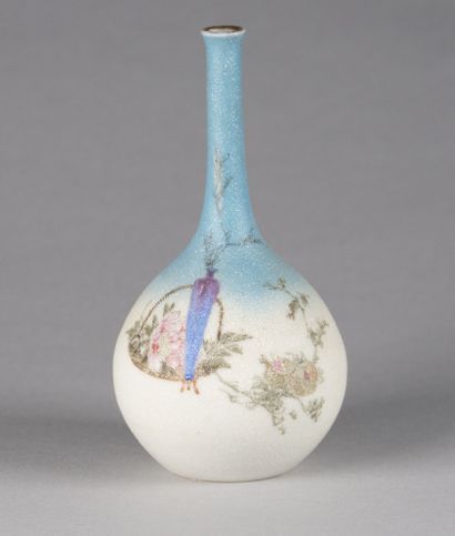 null JAPON, Kyoto - Période MEIJI (1868-1912) 

Vase soliflore en grès porcelaineux,...