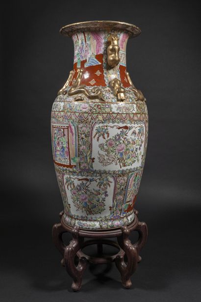 null CHINE, Canton - XXe siècle

Très important vase balustre en porcelaine polychrome...