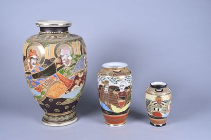 null JAPON, Satsuma - XXe siècle

Ensemble de trois vases en porcelaine et faïence

H....