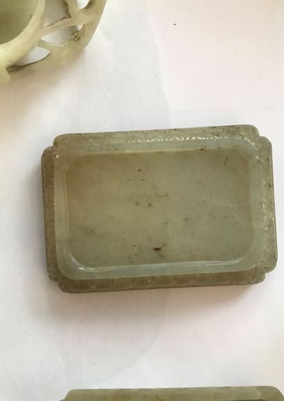 null CHINE, XIXème siècle

Un ensemble d'objets en jade sculpté, dont une boite rectangulaire...