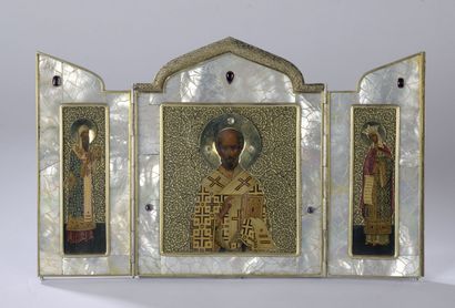  Importante icône impériale triptyque en vermeil et nacre figurant saint Nicolas,...