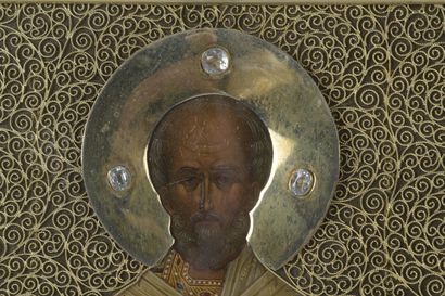  Importante icône impériale triptyque en vermeil et nacre figurant saint Nicolas,...