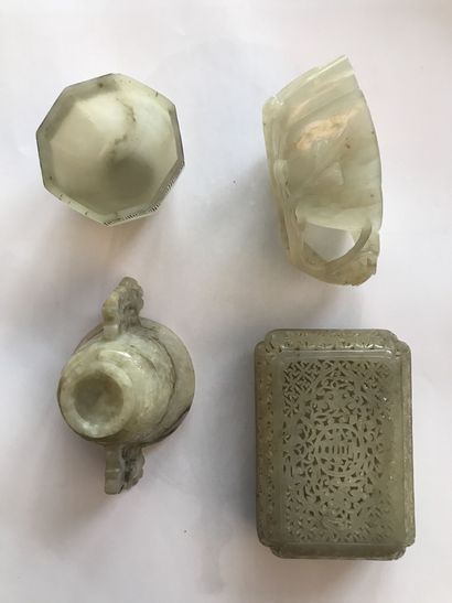 null CHINE, XIXème siècle

Un ensemble d'objets en jade sculpté, dont une boite rectangulaire...