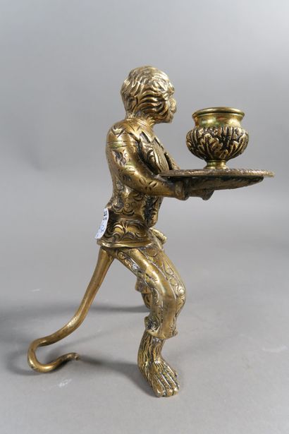null Flambeau en bronze doré en forme de singe serviteur, le pinet figurant le vase...