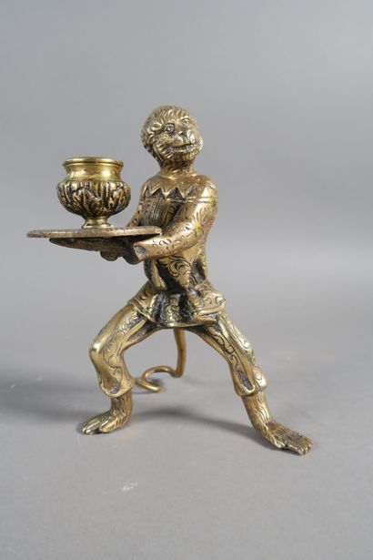 null Flambeau en bronze doré en forme de singe serviteur, le pinet figurant le vase...