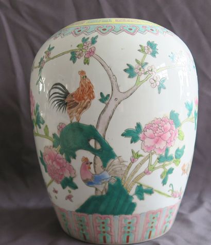 null CHINE

Pot en porcelaine à décor émaillé polychrome de coqs et autres gallinacés,...