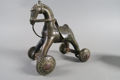 null Lot comprenant un cheval à roulette, jouet ancien en bronze (XXe siècle, H....