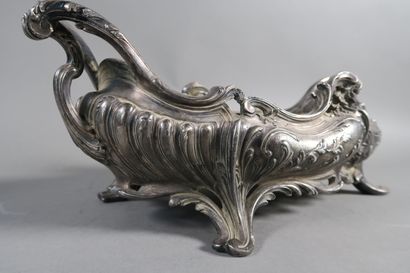 null Victor SAGLIER (1809-1894)

Jardinière ovale mouvementé à deux anses en bronze...