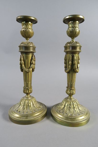 null Paire de flambeaux en bronze doré 

Style Louis XVI, fin XIXe siècle

H. 27,5...