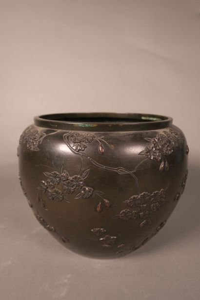 null Vase en bronze patiné à décor en relief d'une grue au pied d'un arbre fleuri

Japon...