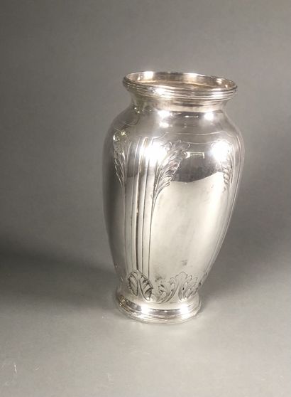 null VICTOR SAGLIER (1808 -1894)

Vase ovoïde en métal argenté, la pense ciselé d'un...