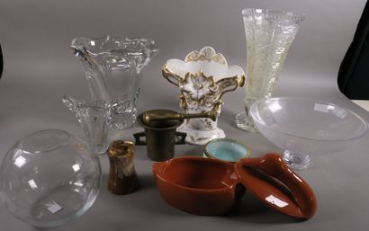 null Lot composé de : un vase de mariée en porcelaine blanche et or (H. 27 cm), un...