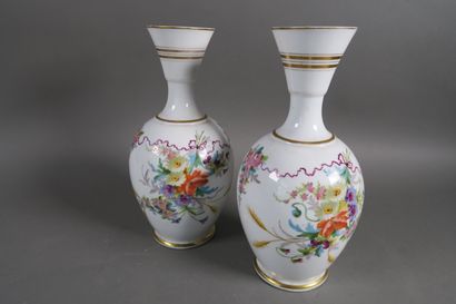 null Paire de vases balustres en porcelaine à décor polychrome de fleurs et liseré...