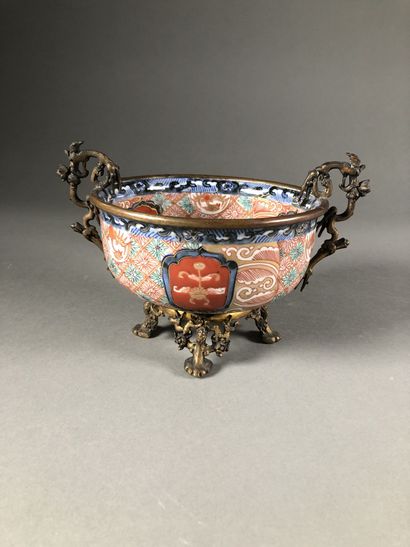 null JAPON - Période MEIJI (1868-1912) 

Petite coupe en porcelaine Imari, la monture...