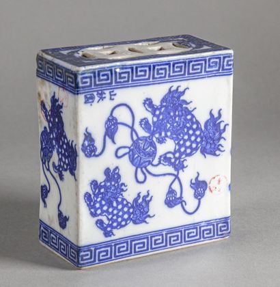 null CHINE - XXe siècle

Boite à grillons en porcelaine, à décor blanc bleu de chiens...