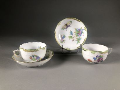 null HEREND 

Deux tasses à thé et leur sous-tasses en porcelaine polychrome à décor...