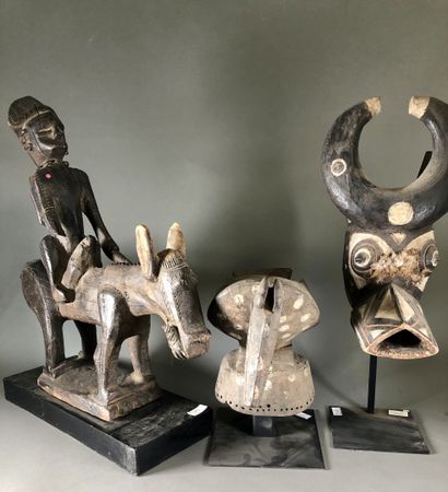 AFRIQUE

Réunion de trois sculpture comprenant...