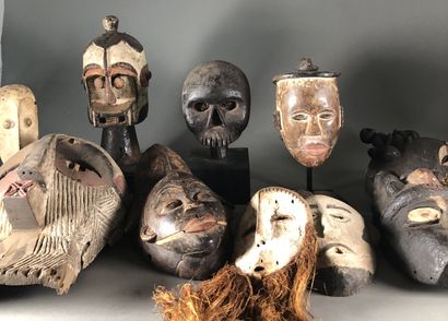 AFRIQUE 

Réunion de dix masques dont Kifwebe...
