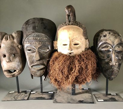 AFRIQUE 

Réunion de quatre grands masques...