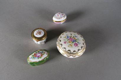 null LIMOGES

Lot de quatre petits boites en porcelaine à décor polychrome de fleurs...