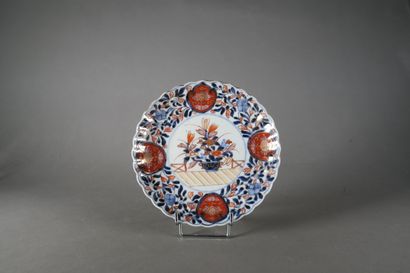 null JAPON - Période MEIJI (1868-1912) 

Assiette en porcelaine au décor de fleurs...