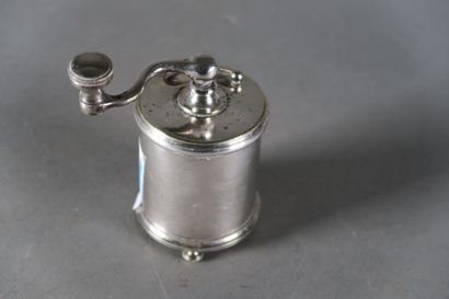 null Moulin à poivre en métal argenté

H. 9,5 cm