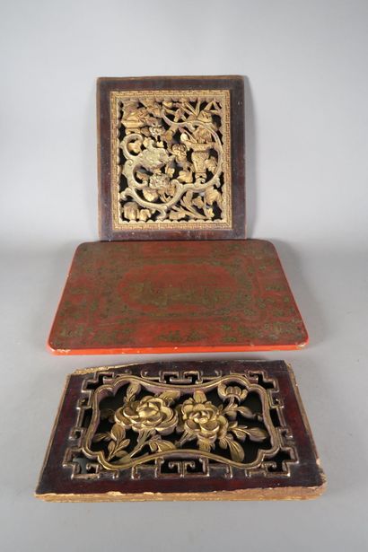 null CHINE - XIXe siècle

Panneau à décor or de scènes de palais sur fond laqué rouge,...