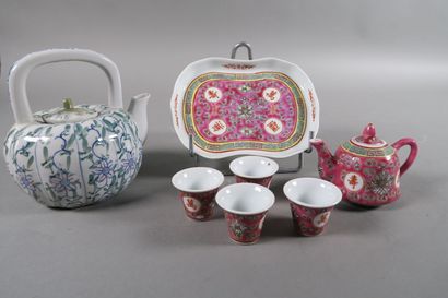 null CHINE- XXe SIECLE 

Petit service à thé en porcelaine à décor sur fond rose...