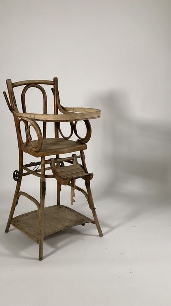 null Dans le goût de THONET, 

Chaise haute en bois courbé thermoformé et fer, deux...