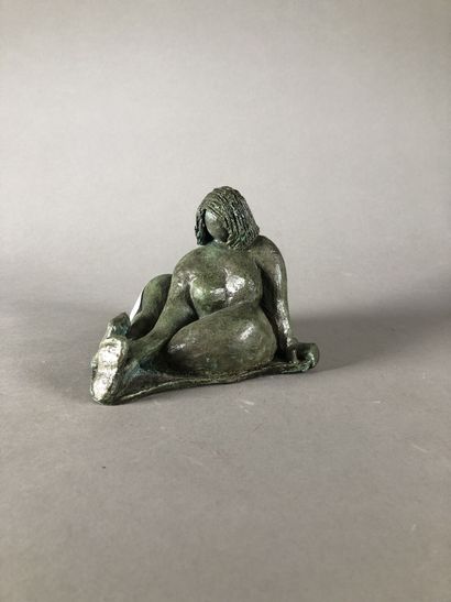 Femme assise 
Terre cuite à patine vert bronze...