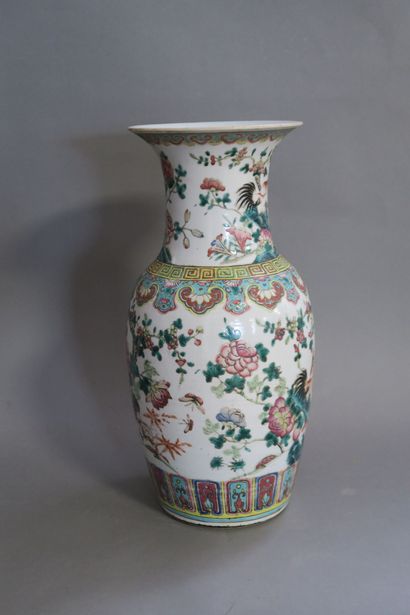 null CHINE - Canton

Potiche en porcelaine à décor polychrome de fleurs et volatiles

XIXe...