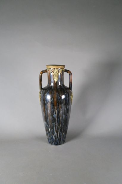 null Haut vase à décor flammé au décor et col en métal doré

Fin XIXe siècle

H :...