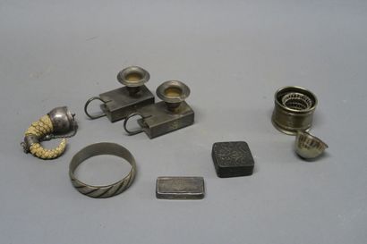 null Petit lot de divers objets en métal dont un bougeoirs a main, deux petits piluliers,...