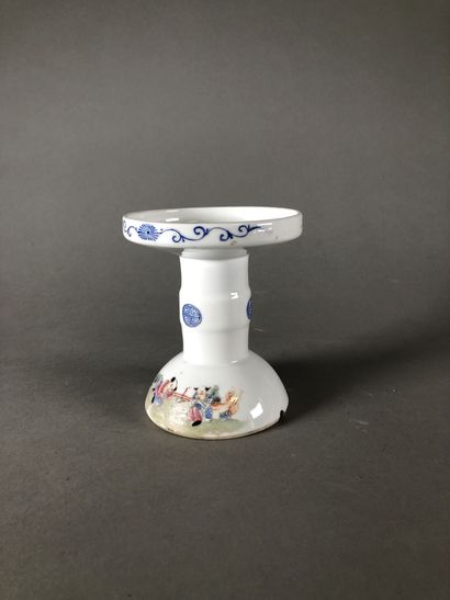 null CHINE - Début du XXe siècle

Pied de lampe en porcelaine, à décor polychrome...