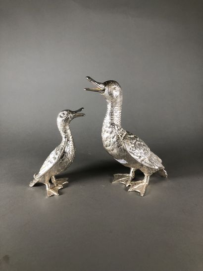 Deux canards en métal argenté 
XXe siècle...