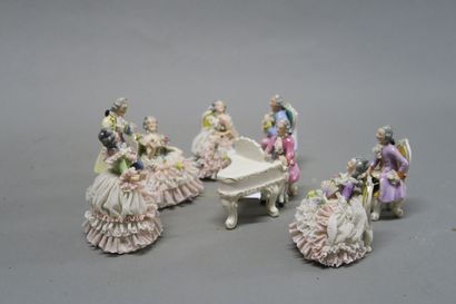 null Le concert ensemble de figurines en porcelaine représentant des personnages...