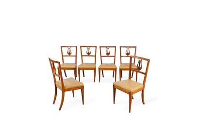 Suite de six chaises en bois fruitier à dossier...