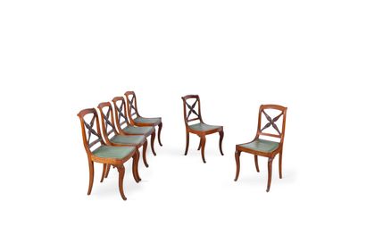 Suite de six chaises chaises en noyer sculpté,...