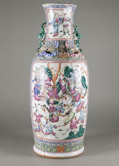 null CHINE, Canton - Fin du XIXe siècle

Grand balustre en porcelaine à décor de...