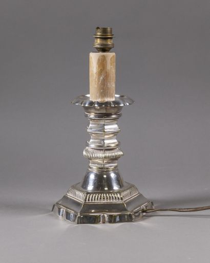 null Pied de lampe en bronze argenté

XXe siècle

H. 28 cm 

Usure à l'argenture