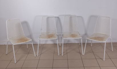  Quatre chaises de jardin en tôle repercée laquée blanc 
Traces de rouille 
H. 82...