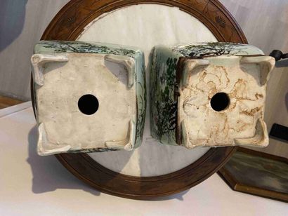  JAPON - XXe siècle 
Paire de cache-pots tétrapodes à décor en légers reliefs et...