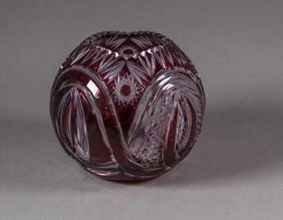  BOHÊME - XXe siècle 
Vase boule en cristal taillé 
H. 17cm